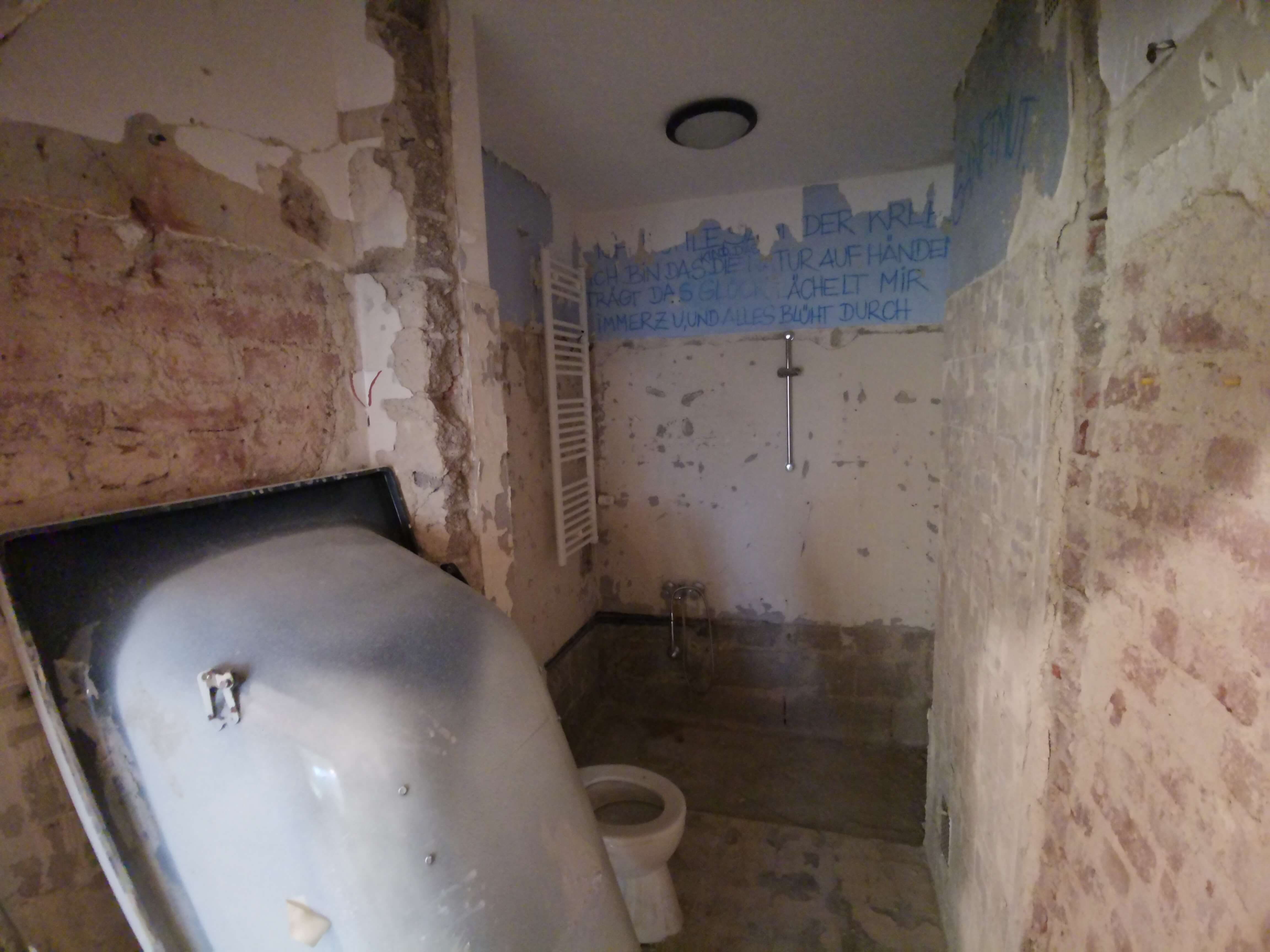 Badezimmer im Rohzustand vor der Renovierung