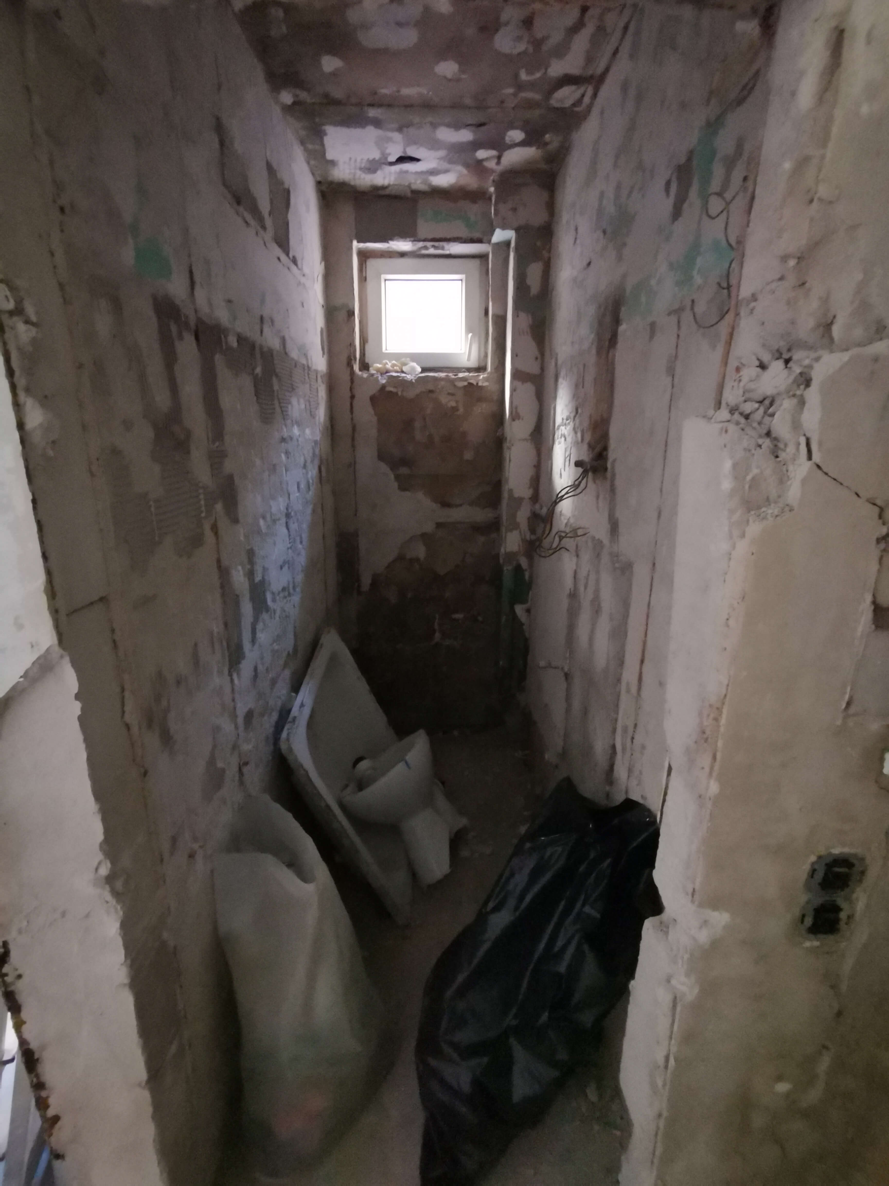 Gäste-WC vorher, bis auf den Rohbau zurückgebaut