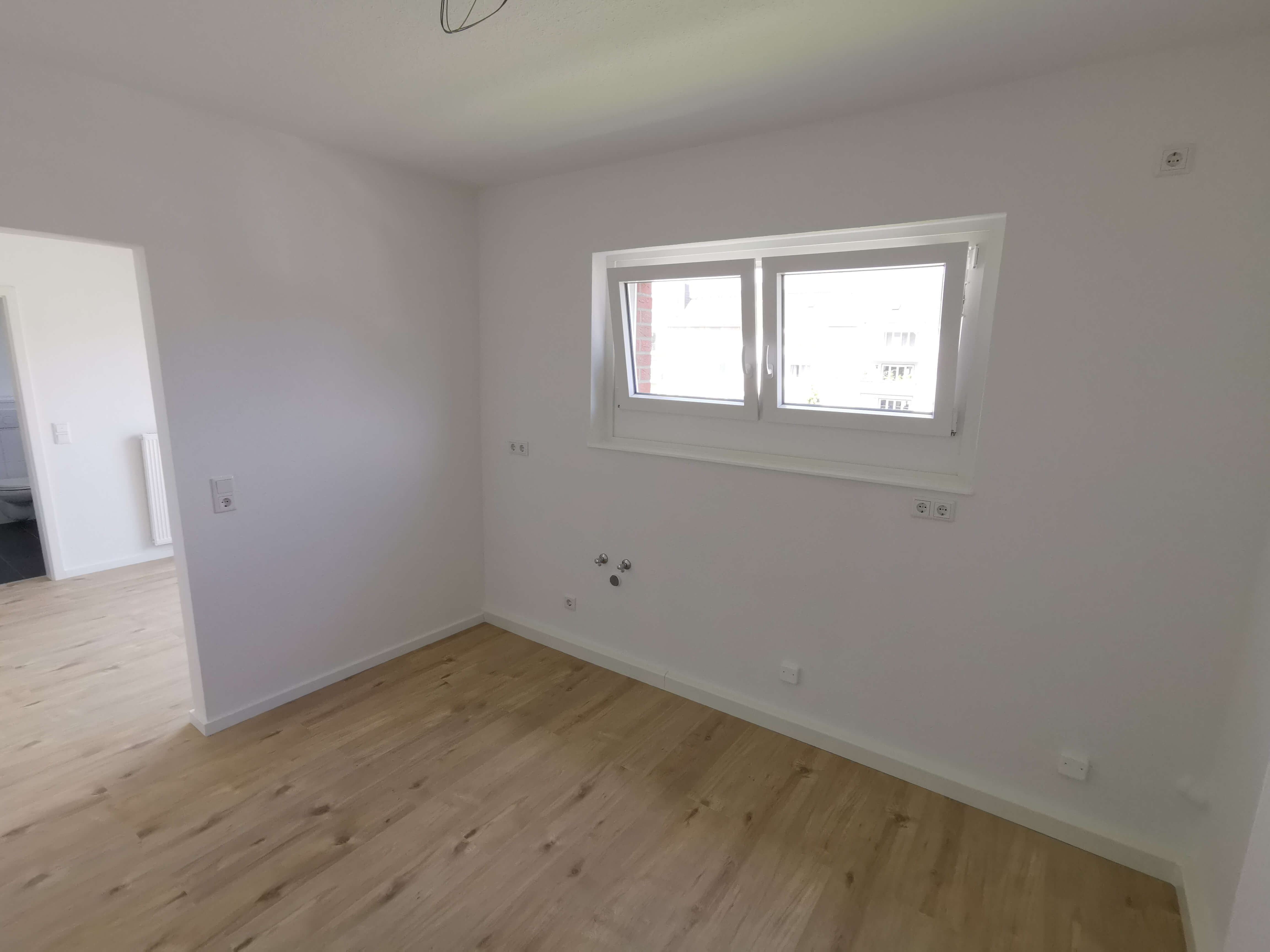 Modern saniertes Badezimmer mit Wanne, Dusche und neuen Fliesen