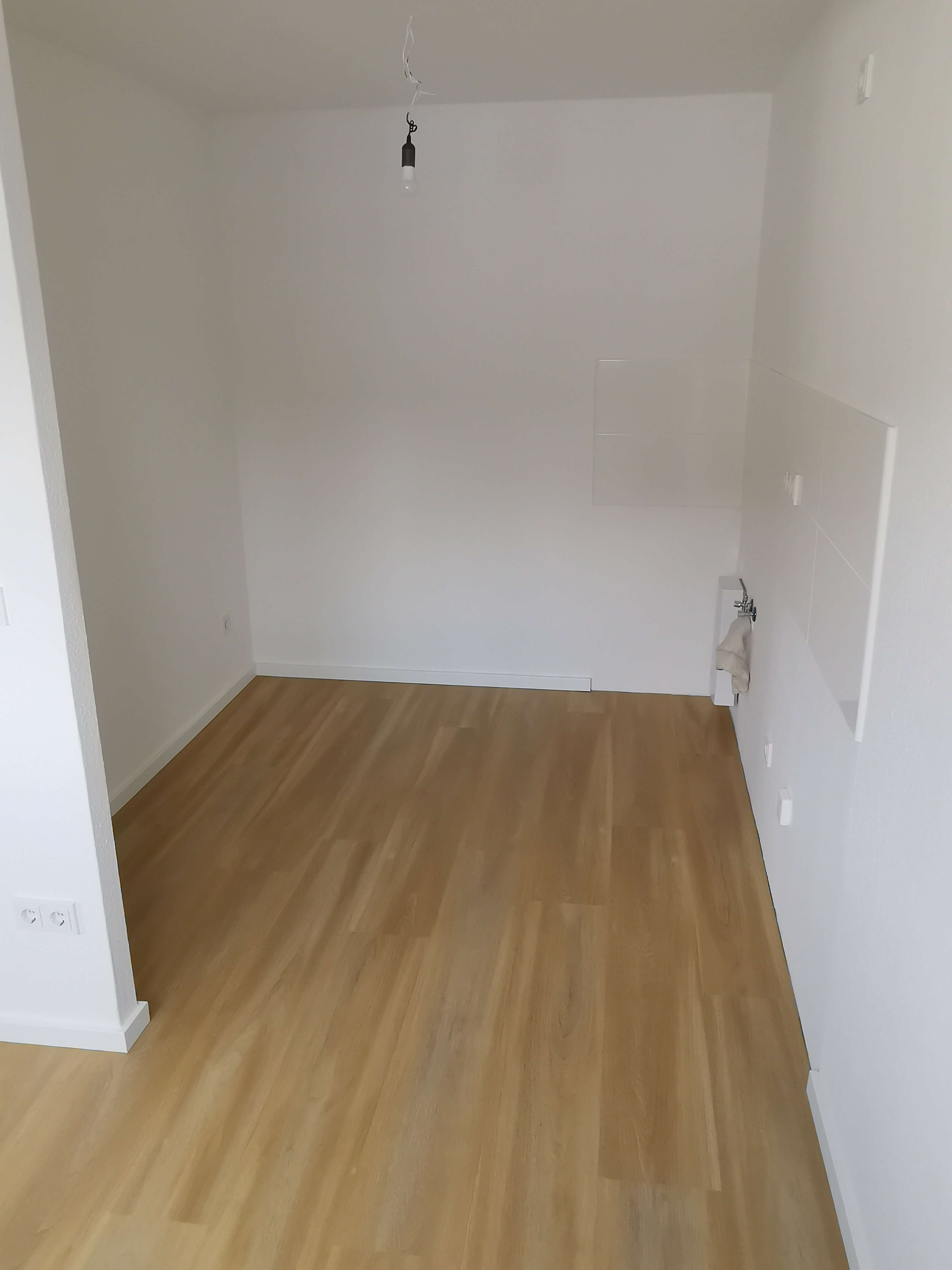 Saniertes Zimmer mit Balkonzugang nachher