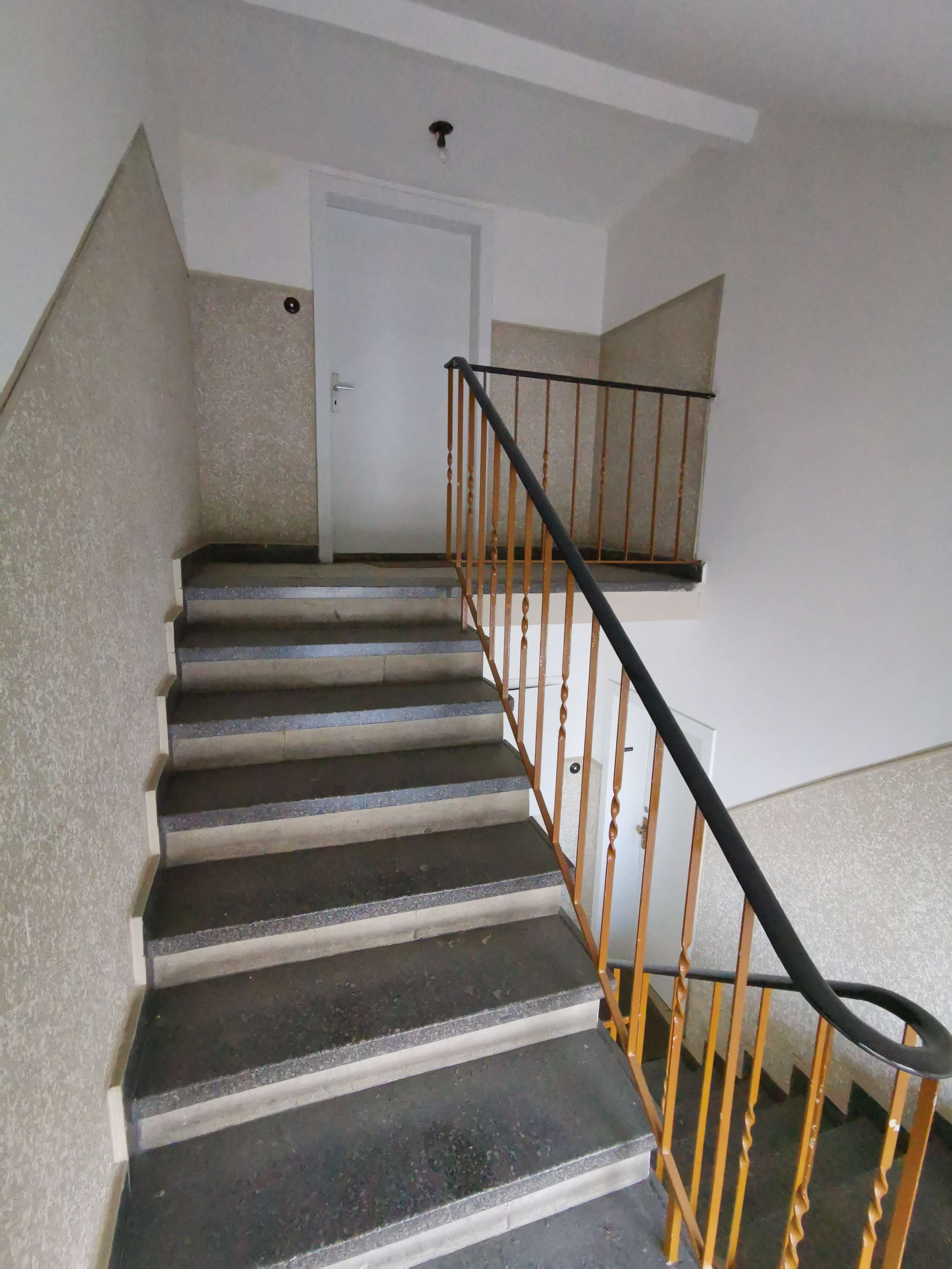 Treppenhaus vorher